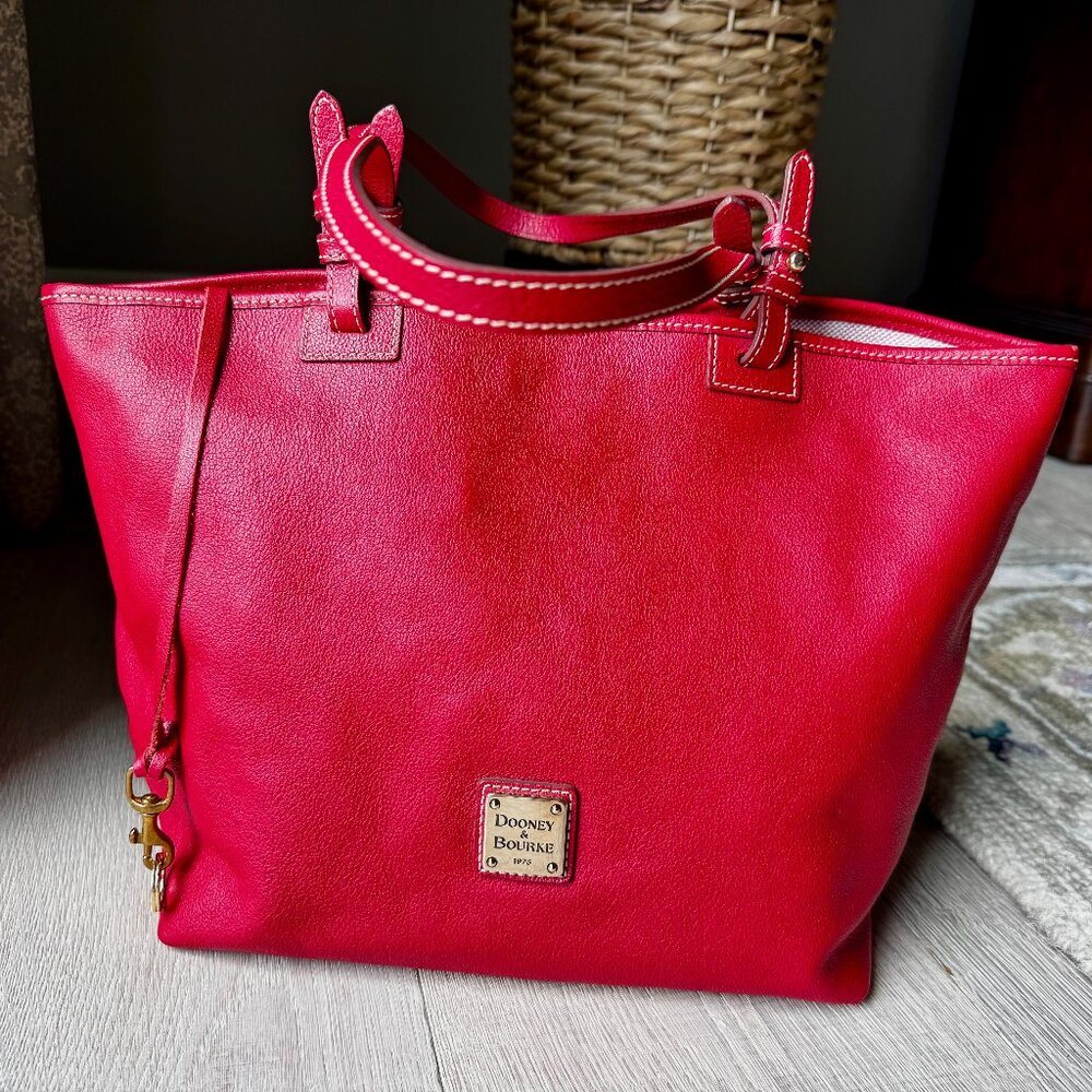 Dooney and Bourke Medium East/West Tote – Women’s Designer Bag w/ Pockets & Key